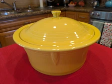 "NEW" FIESTA LARGE 90  OZ SUNFLOWER YELLOW BAKING CASEROLE W / LID   "MINT" GIFT