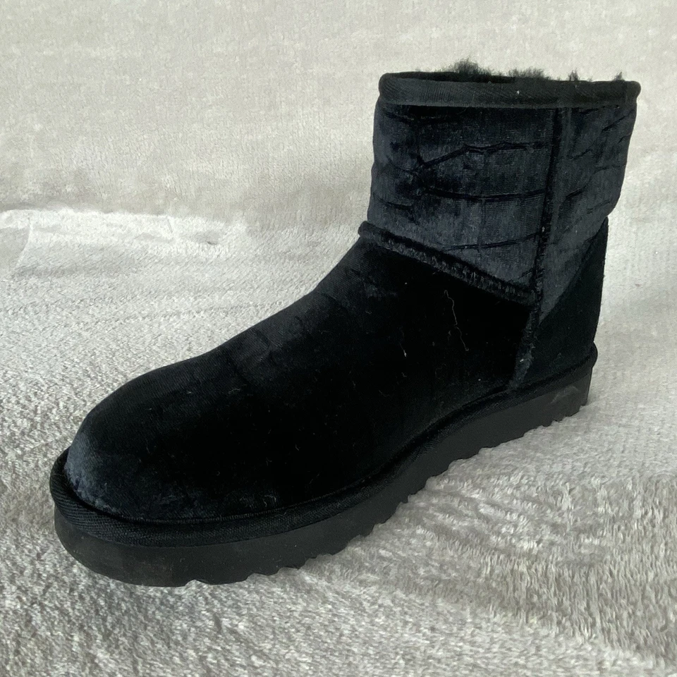 Botas UGG Classic Mini Croc para mujer talla 8,5 negras terciopelo piel de oveja NUEVAS Foto 4 de 4