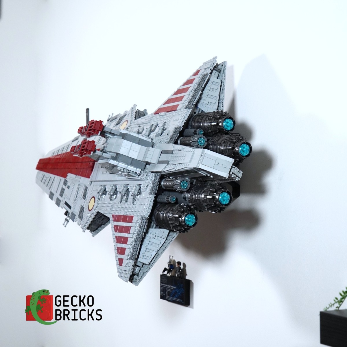 Wall Mount Display for Lego Star Wars UCS Venator 75367 + Screws