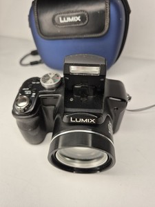 Panasonic LUMIX DMC-FZ18 8.1MP 18x Zoom 2.5in Black + Case Hood