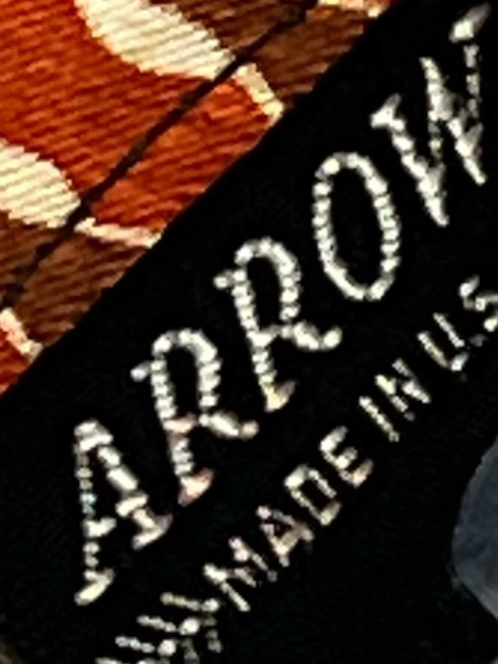 Corbata Mod Vintage Arrow Mid-Century - Estampado Geométrico Marrón y Rojo - Hecha en EE. UU. Foto 4 de 4