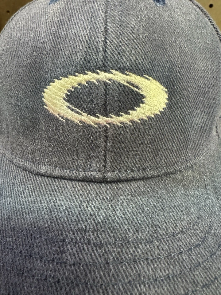 De Colección Oakley Eclipse Sombrero Azul Marino Desteñido Hecho en EE. UU. y2K Software Gorpcore Foto 3 de 4