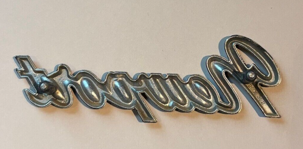 ❃US❃Vintage❃ゴブレット MOPAR 2605362 FENDER EMBLEM SCRIPT BADGE 1966 CHRYSLER