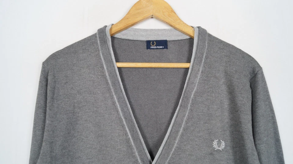 FRED PERRY Hombres Cardigan Jumper Talla ~ S Poliéster Gris Tejido Botones me... - Imagen 3 de 4