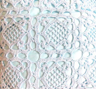 Coussin Artisanal Français – Sylvette Raisonnier – Crochet Et Dentelle – Bleu Ciel – 40 Cm