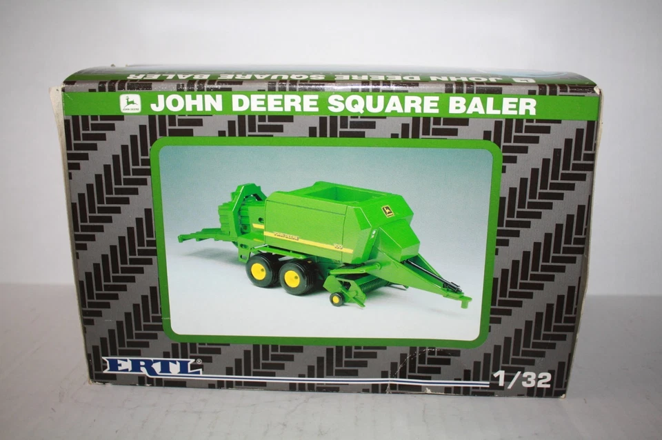 JOHN DEERE 100 LARGE  SQUARE BALER DIECAST-1/32-NICE-BOX-GREEN-2000 ERTL #5082 - Image 3 of 4