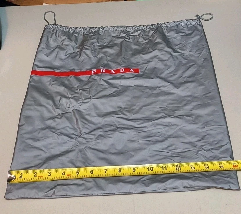 ¡Bolsa de almacenamiento de polvo de vinilo Prada gris plateado con cordón con logotipo rojo!  Foto 3 de 4