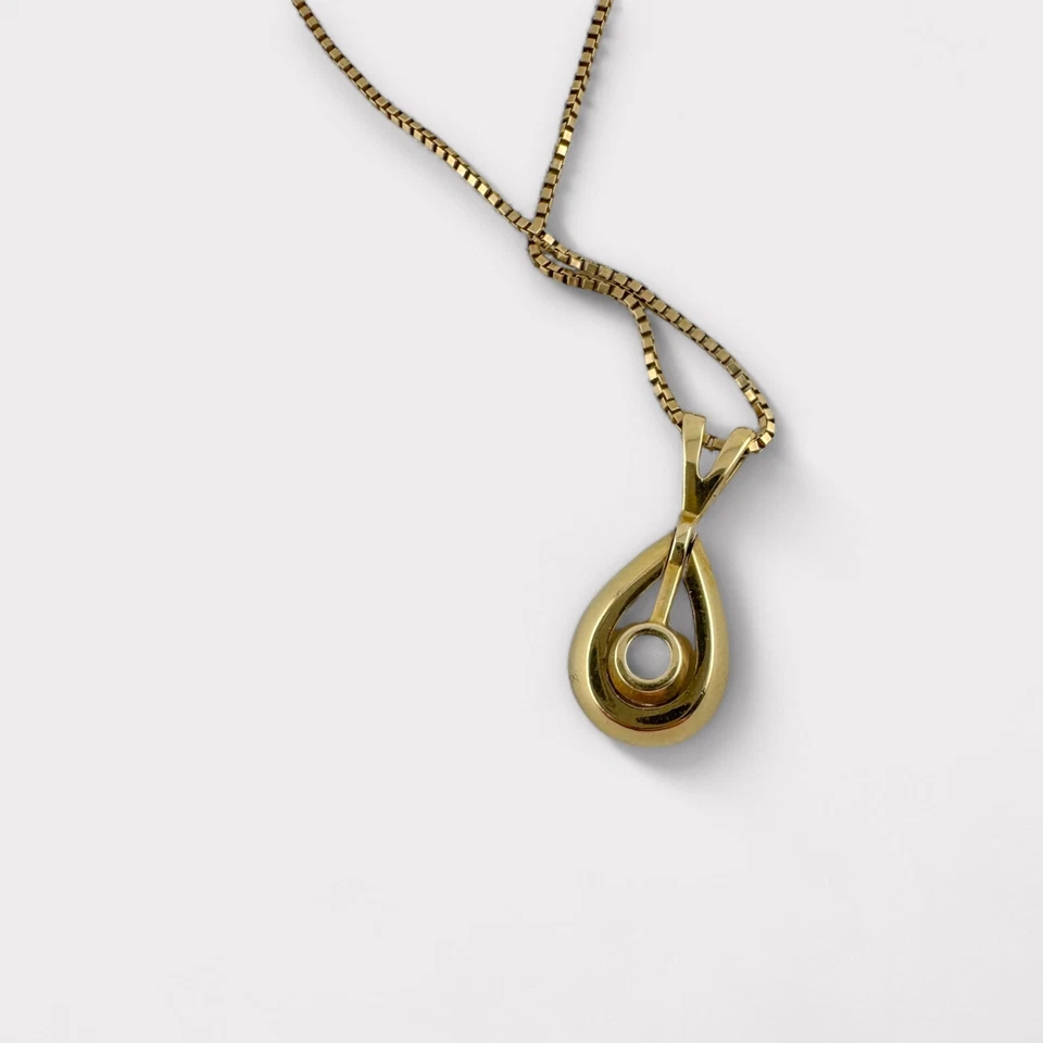 Colgante vintage de diamantes en forma de lágrima de oro amarillo de 14 quilates de 0,25 quilates Foto 4 de 4