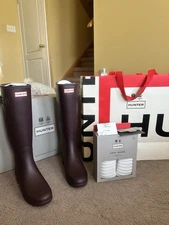 Hunter Original Women Burgundy Boots (NEVER WORN) with Unused Boot Socks