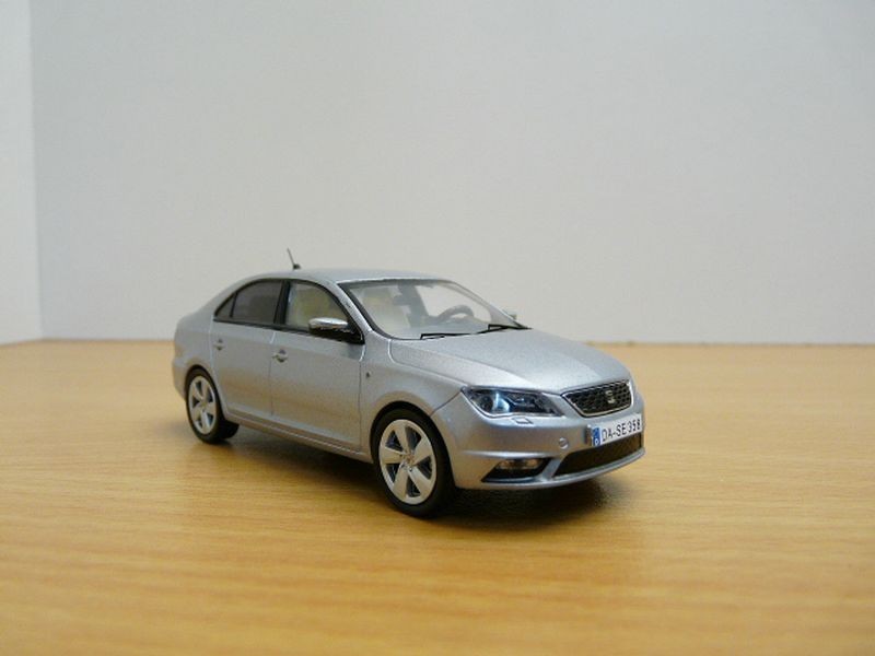 Voiture miniature Seat Toledo 1/43 gris métallisé pour collectionneur