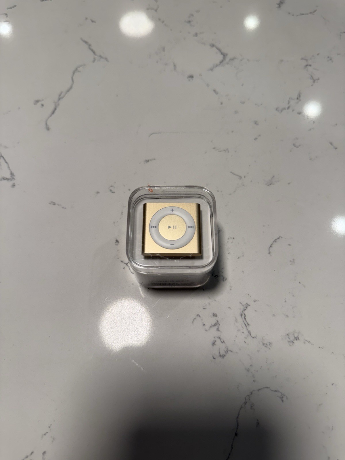 Apple iPod Shuffle 4th Gen 2GB Gold MKM92LL/A A1373 - Factor