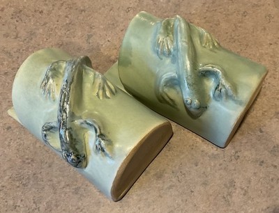 HUDSON VALLEY POTTERY :: 2 STUDIO ART WALL POCKET 6  VASES Matte GREEN Lizard NY