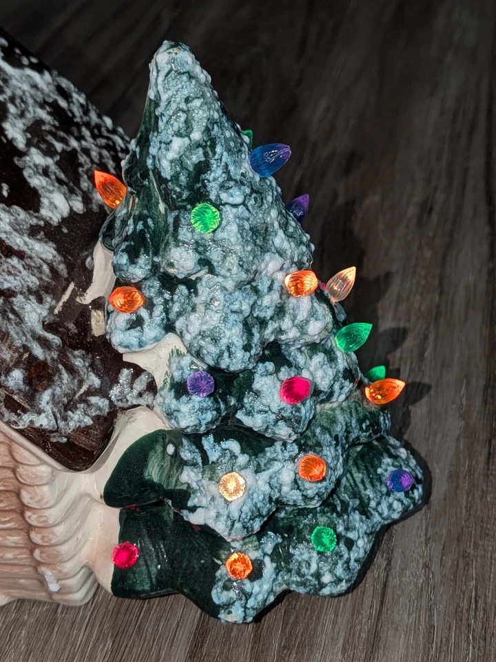 VTG Trim 'n Glo Lighted Christmas Mountain Tree House Cabin Marcia & Extra Bulbs - Image 3 of 4