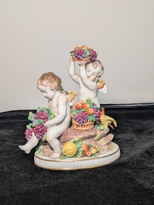 19. Jahrhundert Neapel Capodimonte Cherub & Obst Figur 19 cm hoch