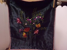 Pezzo ricamato greco vintage, raso nero, colori vivaci, grande 18,75" x 16"