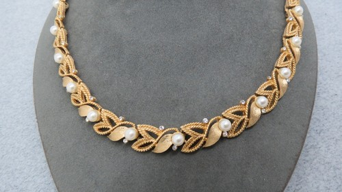 Vintage Crown Trifari Necklace Gold Tone Faux Pearls Rhinestone Leaf Motif NICE - Picture 7 of 13