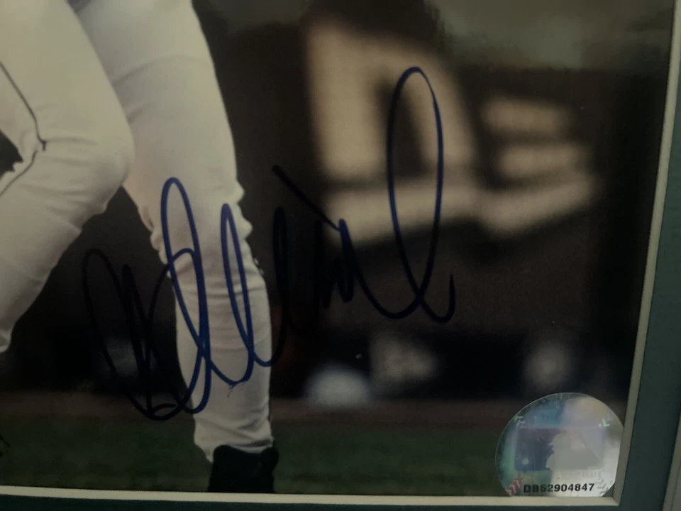 Ichiro Suzuki Autographed 12X16 Matted Photo 8X10 Mariners Yankee HOF  - Image 3 of 4