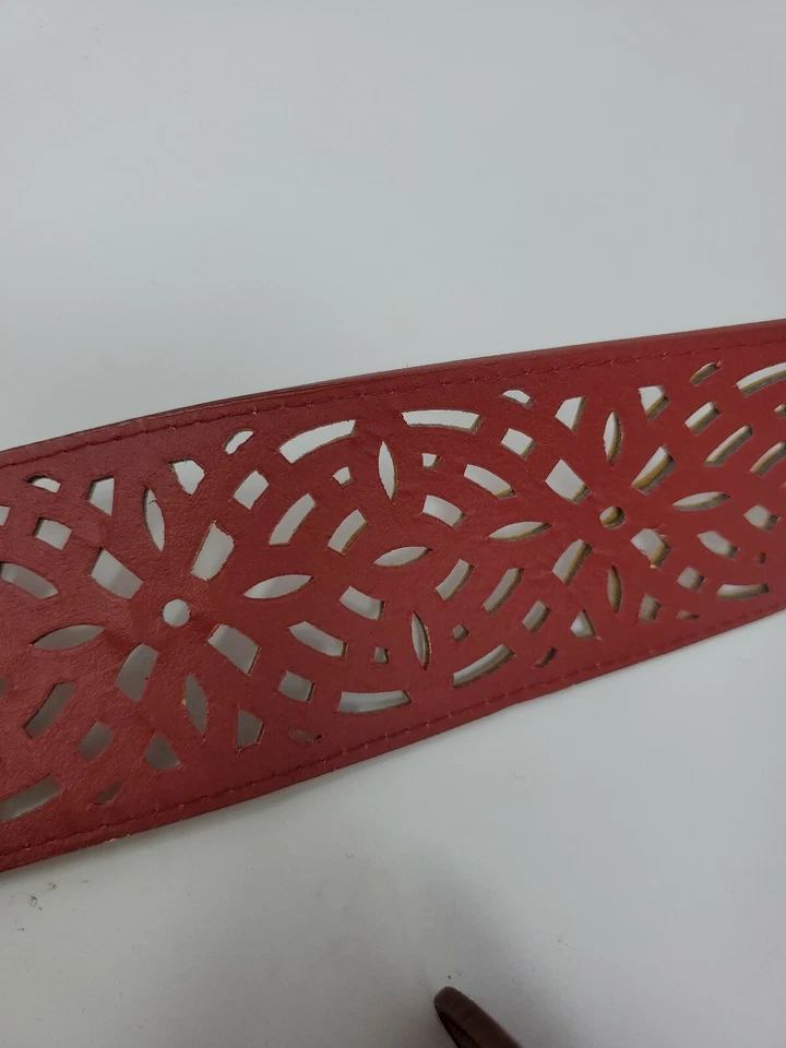 Kenneth Cole Reaction Womans Red Leather Belt Gold Buckle size small 36 in long  - Изображение 4 из 4