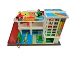 FISHER PRICE LITTLE PEOPLE PLAY FAMILY PARKING RED RAMP GARAGE #2504 Center VTG