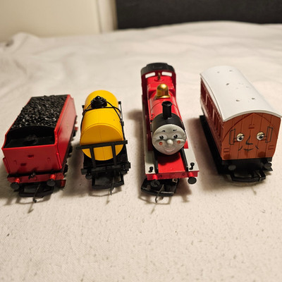 Hornby Thomas & Friends James Set OO Gauge Model Train with