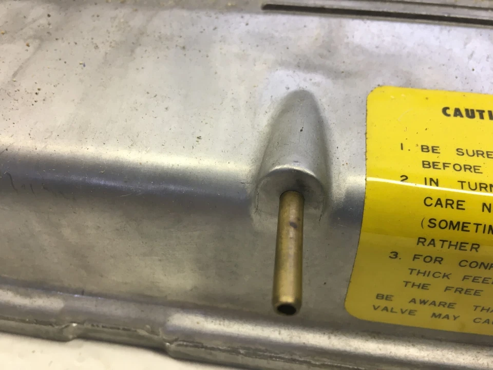 Cubierta de válvula de motor Mitsubishi NOS 1600 cc para Dodge Colt Plymouth Champ años 80 70 Foto 4 de 4