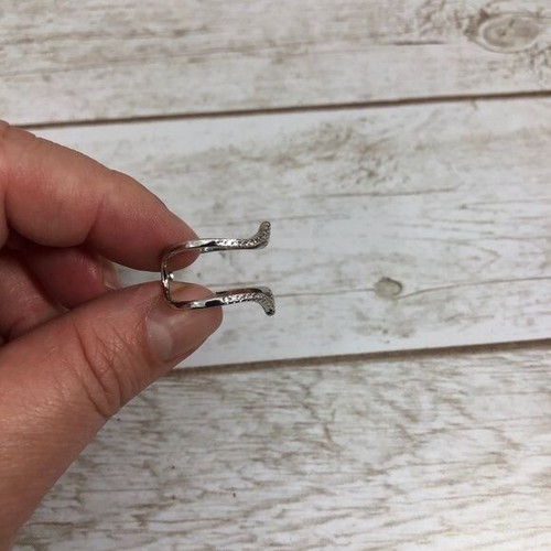 Anello aperto placcato platino aperto con pavimentazione a V Cubic Zirconia - Foto 12 di 12