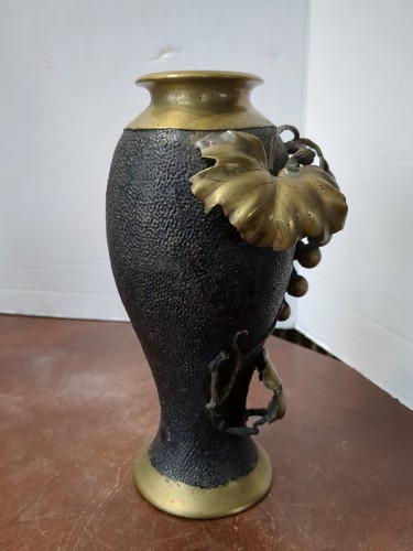 Japanese Grape And Vine Signed Brass Vase. Meiji Period - Picture 2 of 7