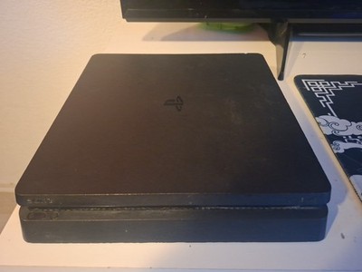 ich verkaufe meine ps4 slim ist in einem top Zustand schwarze Farbe wiegt 2,1kg 