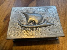 Antike Streichholzschachtel mit Segelschiff-Relief