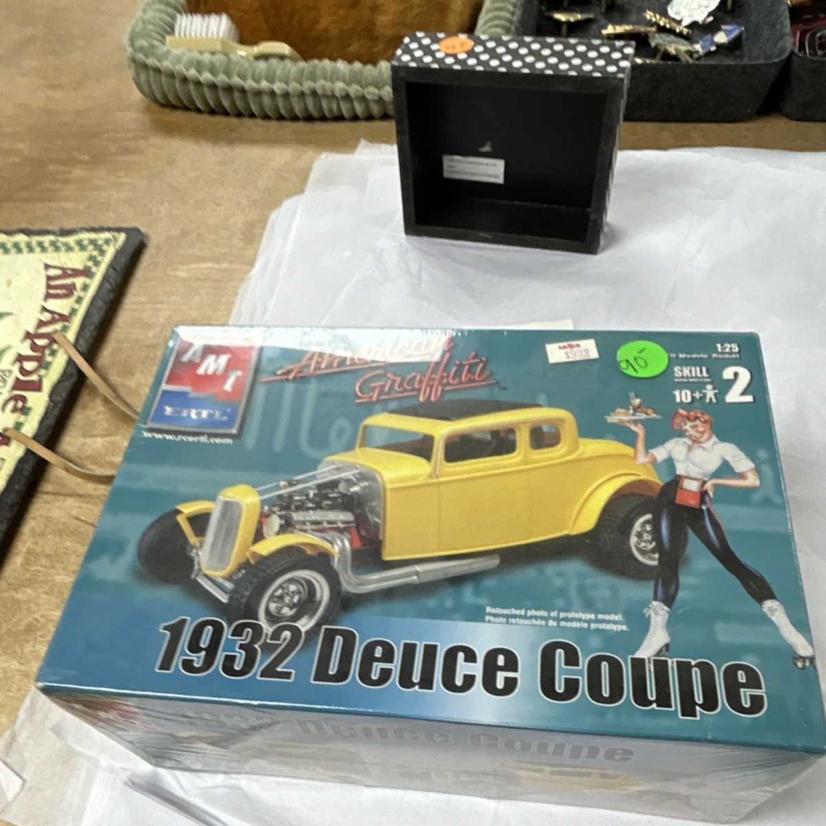 AMT Ertl American Graffiti 1932 Deuce Coupe Model Kit 1:25 Yellow