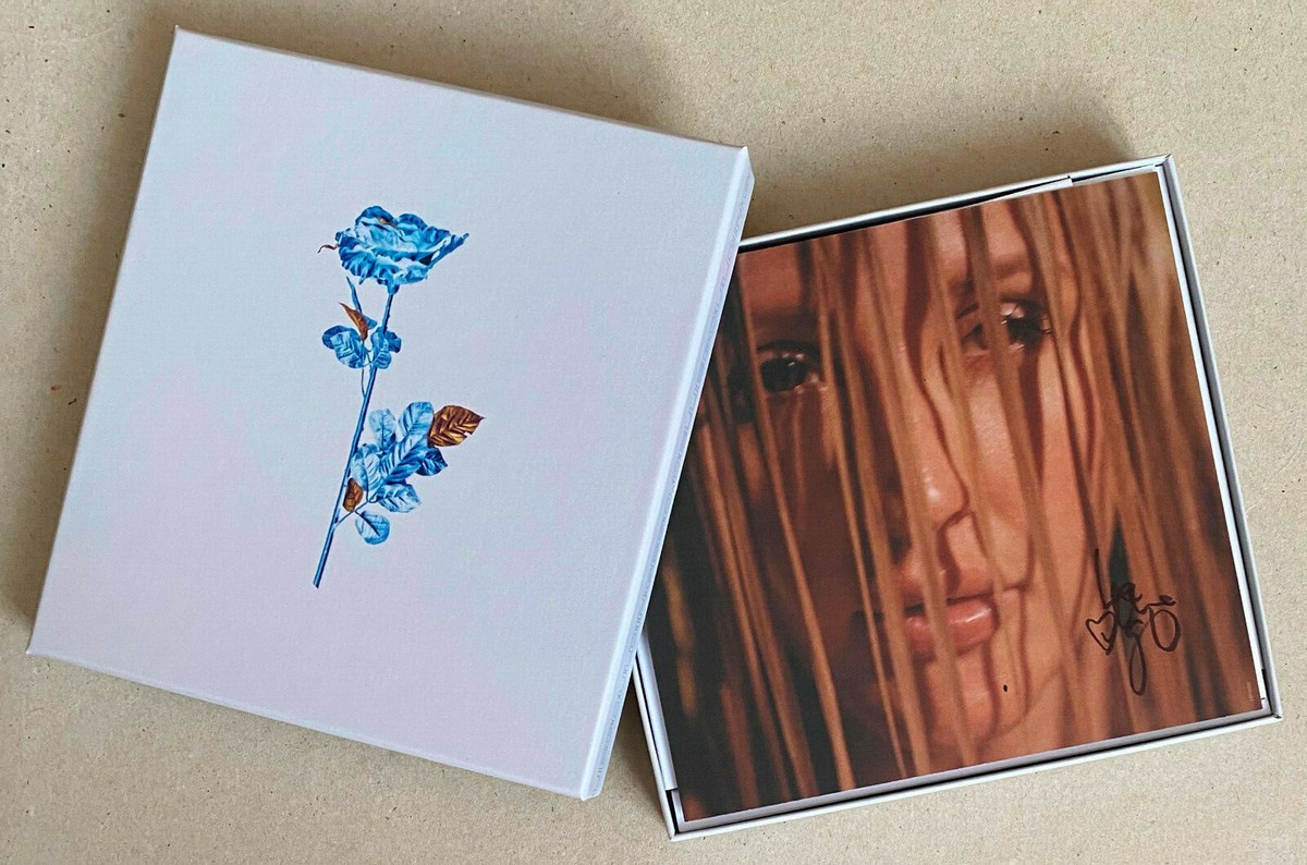 Ellie Goulding Fitter Calmer 直筆サイン入り本 Ellie Goulding to release Fitter. Calmer. Stronger. with