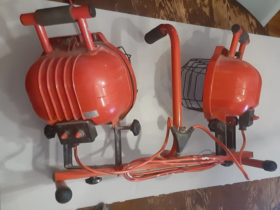 Commercial Electric Waterproof Portable Work Lights DUAL E164806 4Z21 UED *read - Image 3 of 4