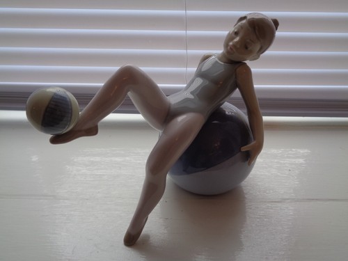 LLADRO NAO 1422 Retired and Extremely rare 2002 Girl on Beachball Used. - Picture 22 of 22