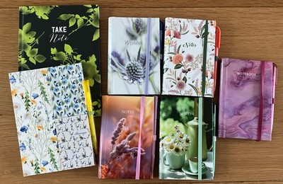 7 x Notizbücher nagelneu. Die meisten mit Stiften Blumen hübsche Designs