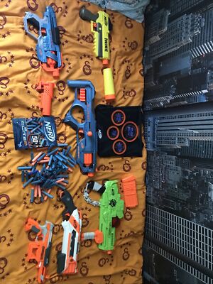 6 NERF WAFFEN MIT TREFFSCHEIBE UND 2 SCHALLDÄMPFERN UND ÜBER 50 MUNITION
