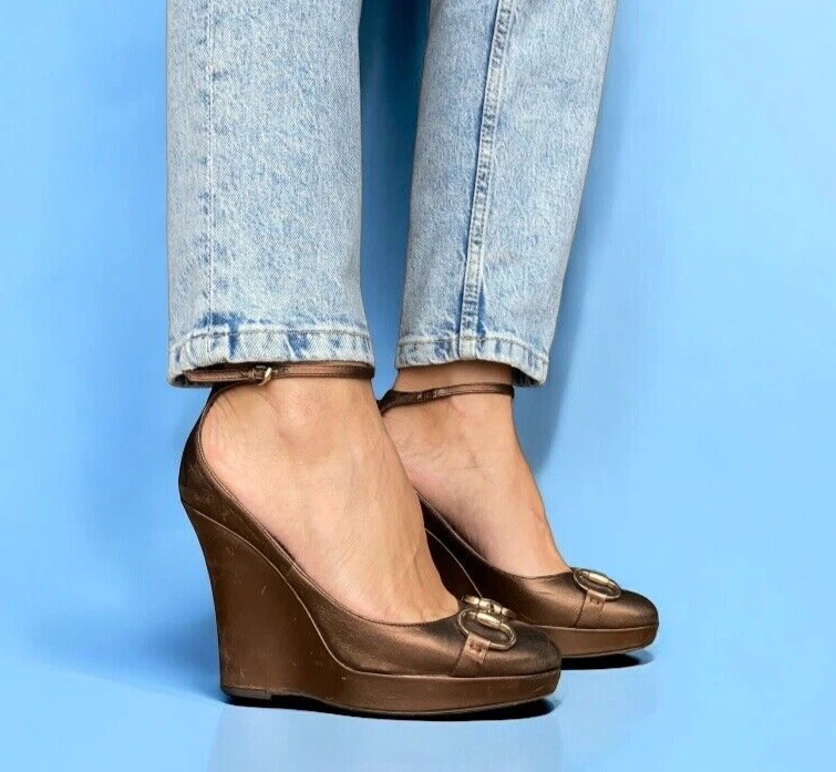 Escarpins à talons compensés GUCCI cuir bronze métallisé mors de cheval bride cheville, taille 36,5