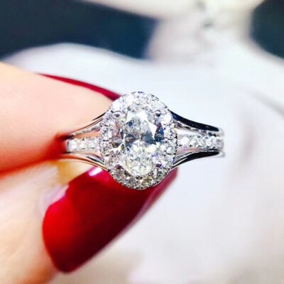 Sparkling 1.8 Carat CZ Wedding Ring   Unisex Design in 925 Silver Plated Finish