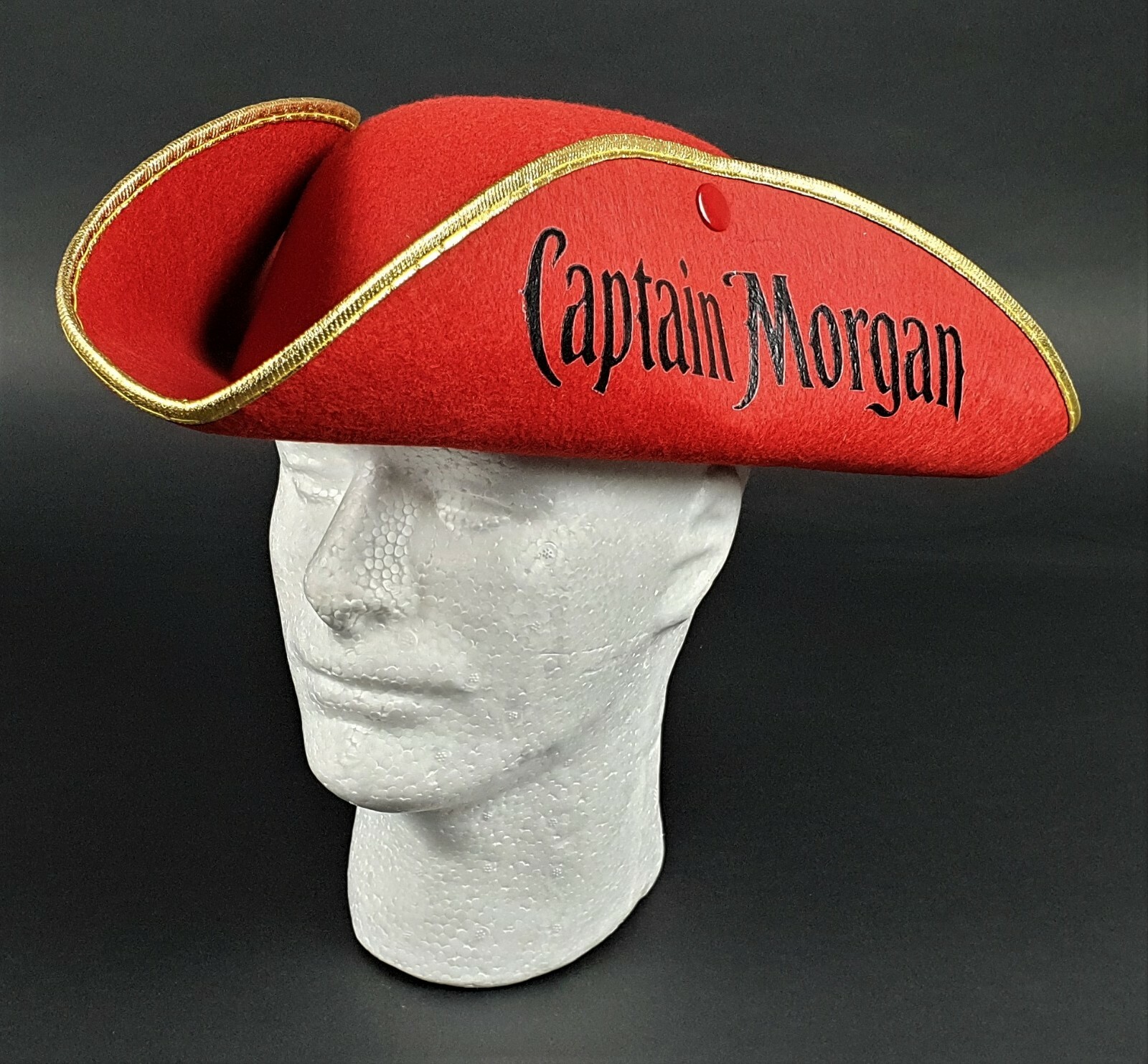 APL Cappello Captain Morgan Rum Pirati Carnevale Rosso Oro Pulsanti a Stampa (901)