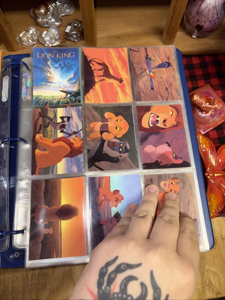 ¡Tarjetas y carpeta de coleccionistas del Rey León de Disney al menos 180 tarjetas!! Foto 3 de 4