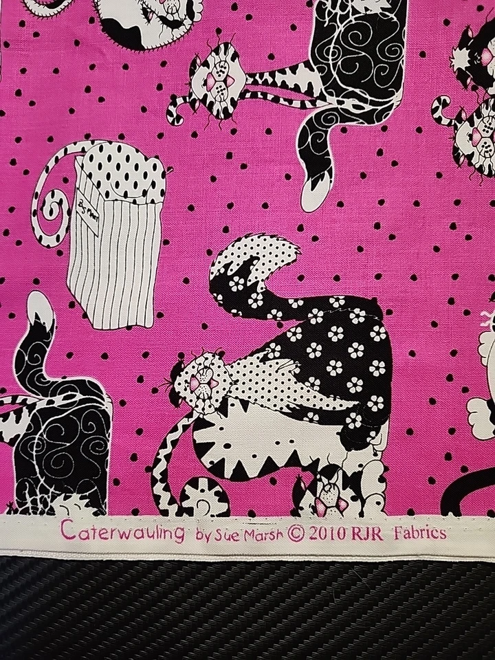 Tela estampada rosa caliente para gatos algodón acolchado artesanías caterwauling Sue Walsh 1/2 yarda Foto 4 de 4