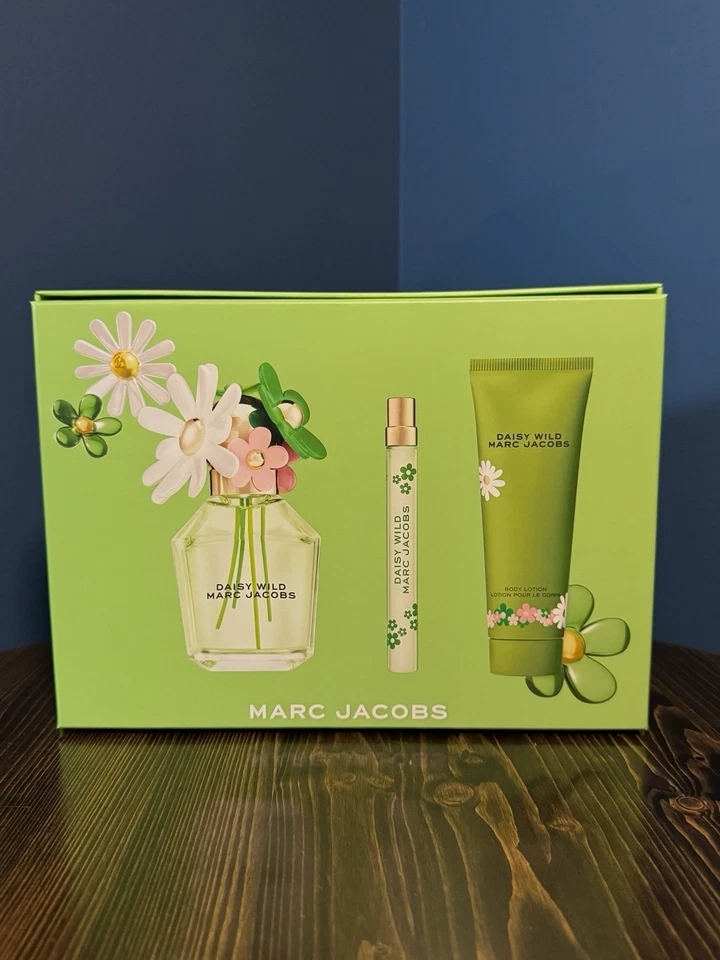 Juego de 3 piezas Marc Jacobs Daisy Wild incluye tamaño de viaje de 3,3 oz y 0,33 oz Foto 3 de 3
