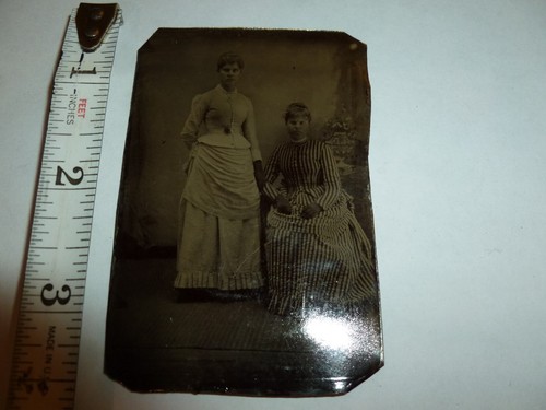 Antique Tin Type Photo Ladies Victorian Twin Sisters Different Dresses - Picture 3 of 4