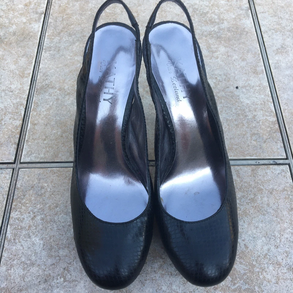 Zapatos de salón Kathy Van Zeeland punta redonda con honda en relieve 7,5 Foto 3 de 4