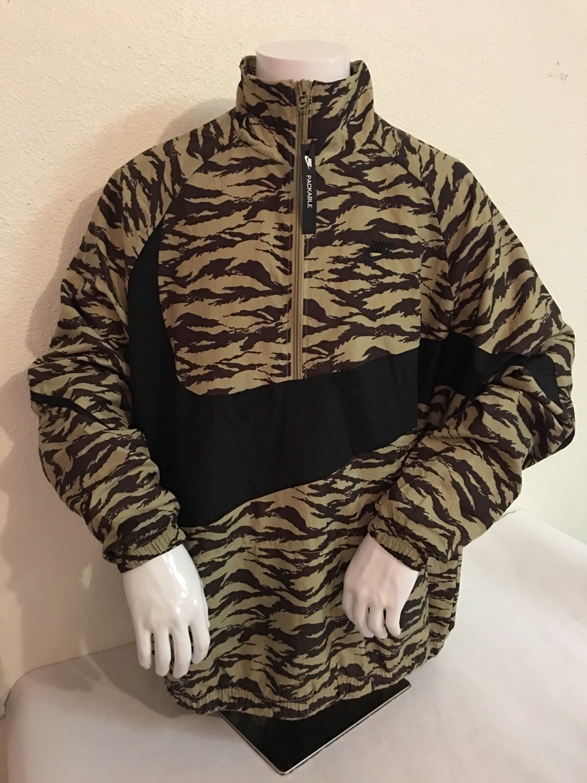 nike seasonal half zip