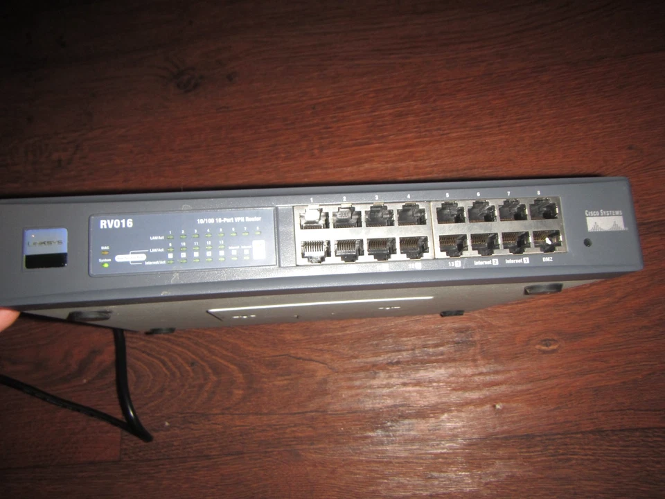 Linksys 16-Port VPN Router 10/100 RV016 - Image 4 of 4