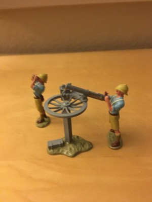 BRITAINS VINTAGE NO.8917 VICKERS MAXIM MACHINE GUN WITH 2 MACHINE GUNNERS