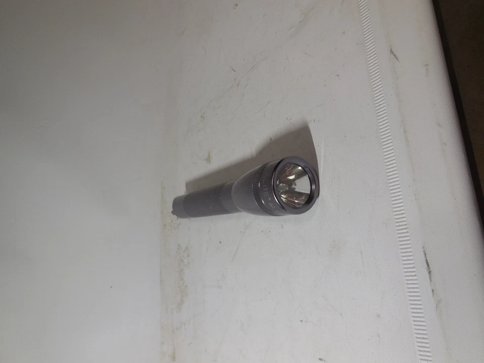 Linterna usada MINI MAG LIGHT plateada cromada MAGLITE hecha en EE. UU. Foto 4 de 4