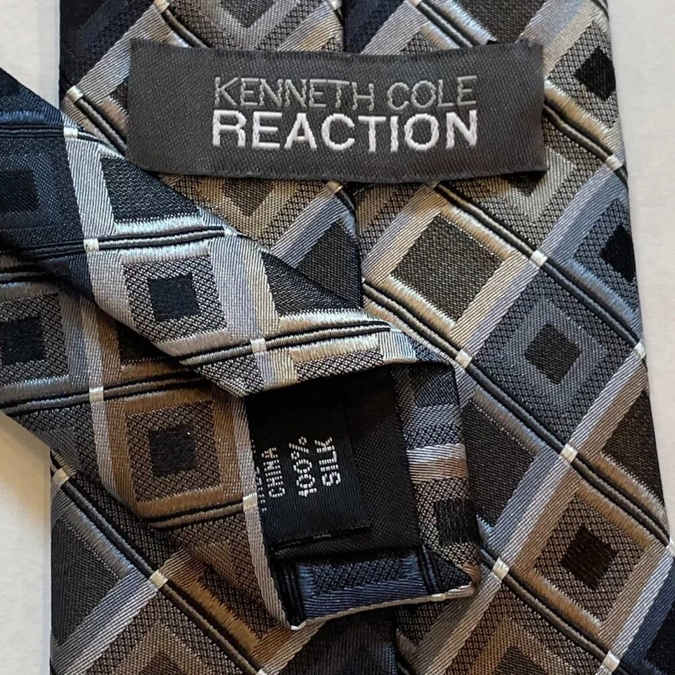 Corbata de seda Kenneth Cole plateada, dorada, negra, azul marino con estampado geométrico/cuadrado 57" Foto 3 de 4