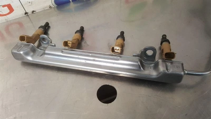 LEXUS CT 200H AD 2013 RHD 1.8 RIEL DE COMBUSTIBLE GASOLINA + JUEGO DE 4 INYECTORES Foto 3 de 4