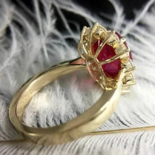 Bonito anillo de compromiso con halo de diamantes rubí 3 quilates creado en laboratorio acabado de oro amarillo de 14 quilates Foto 3 de 4